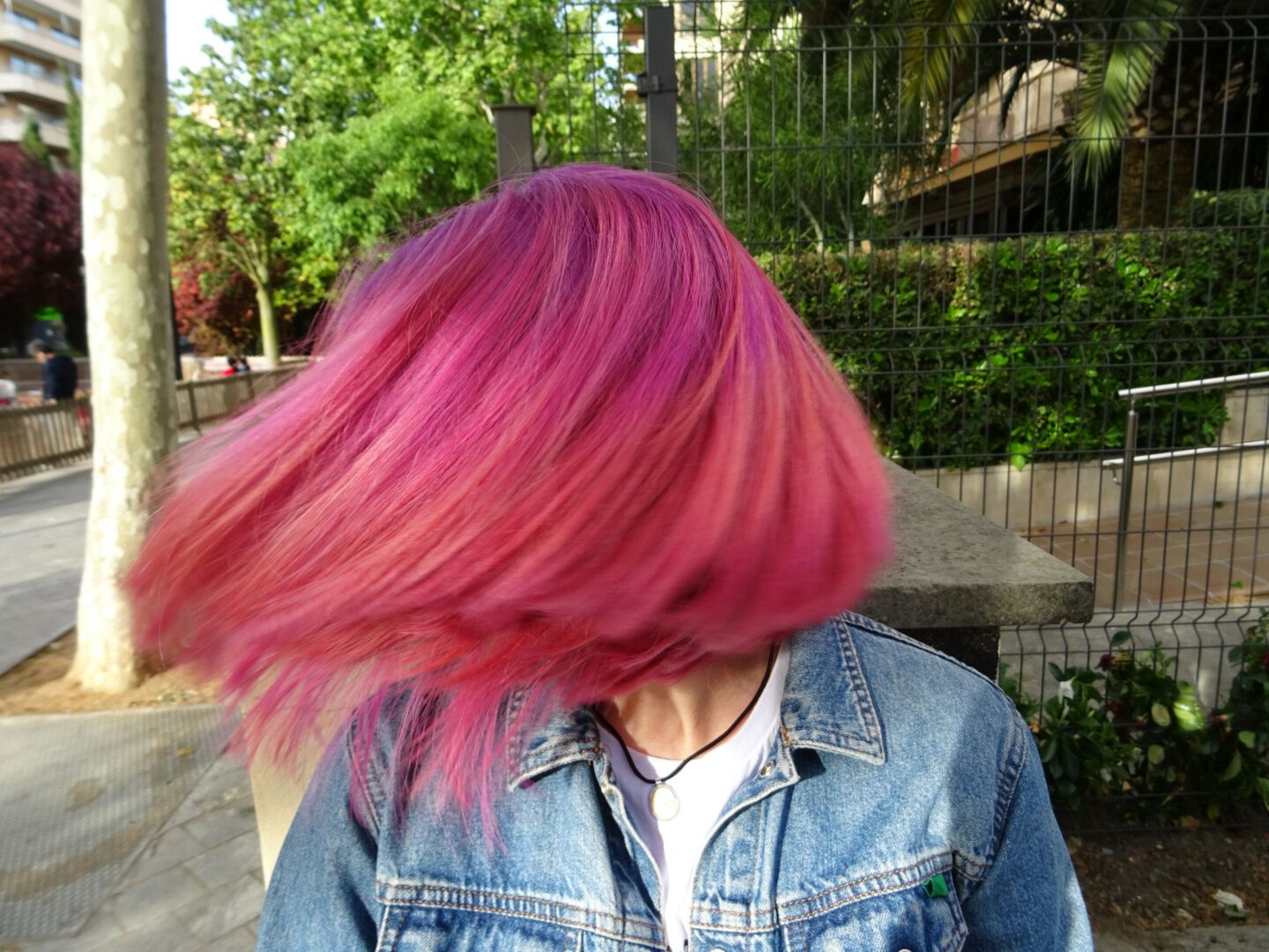 chica con el pelo rosa pastel